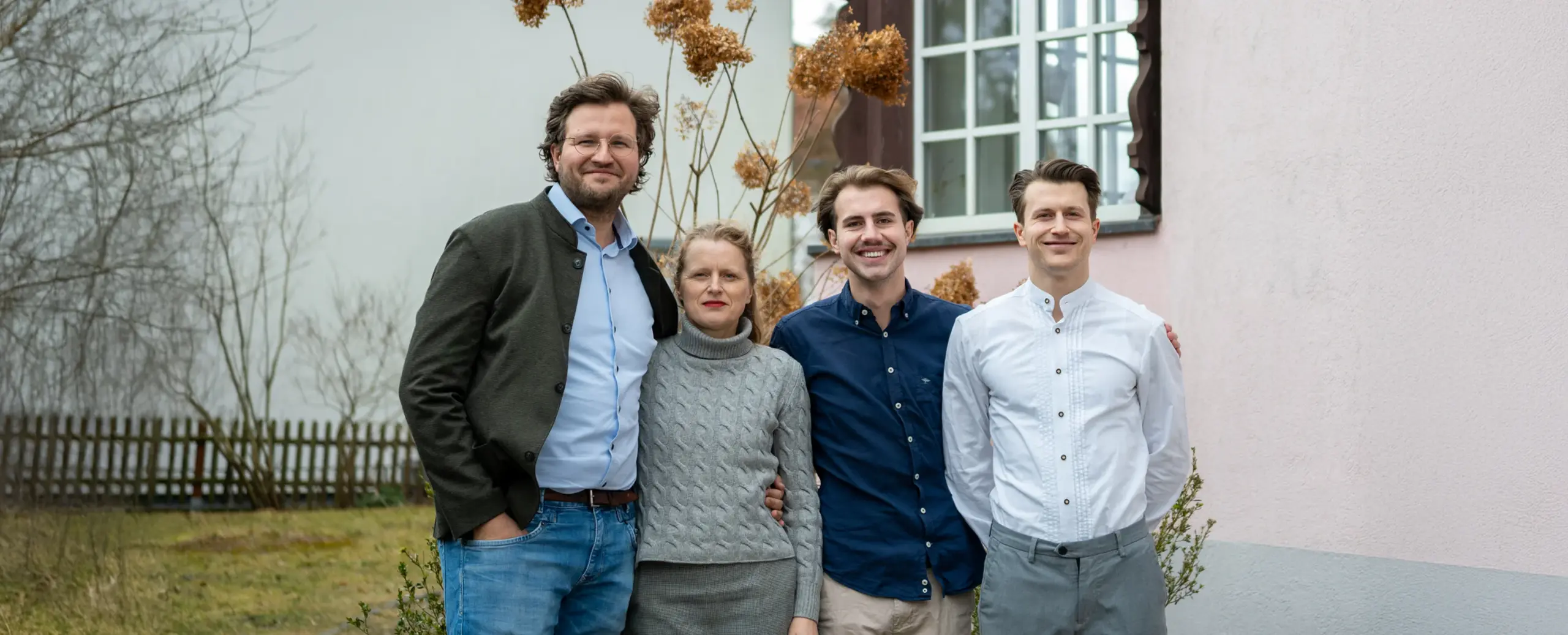 Julia Groß, Max-Joseph Groß, Aurel Hesse, Leander Hesse zusammen von dem Haus zum Wald